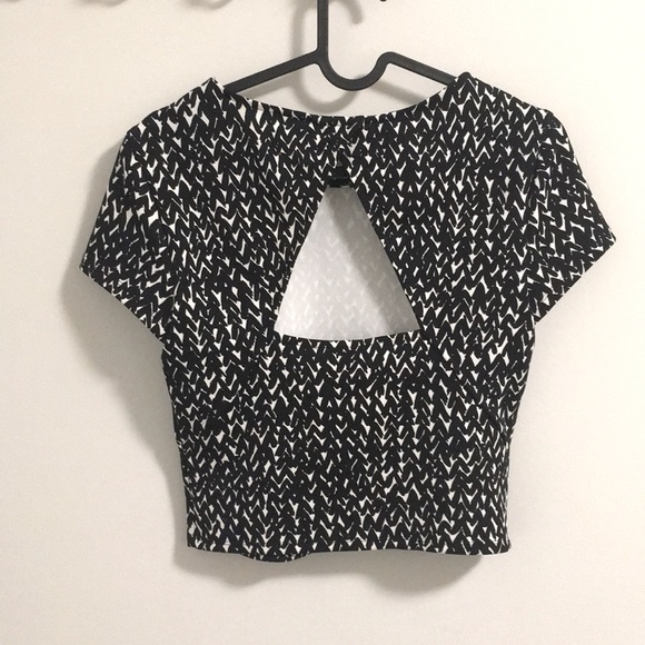 Patterned crop top with keyhole back - Picture 2 of 3